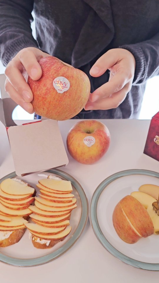 #선물

사과 선물 받아서
매일 챙겨먹고 있어요
달콤함 보장 엔비사과🍎
근데 사과향도 진짜 좋아요
요즘 과일 사보면 향까지 느끼기 쉽지 않던데
엔비사과향은 기분까지 좋게 하더라고요
과육도 단단해서 아삭아삭한 식감까지!
실패없는 과일 드시고 싶은 분이라면
프리미엄 고당도 엔비사과 pick하세요☺️

#엔비사과  #고당도사과 #사과선물세트 # 정품인증 #프리미엄과일
