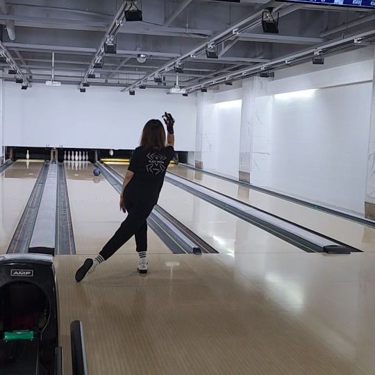 진짜 백만년만에 언니랑 형부랑 볼링타임💜
1년만에 치는 볼링이라는데 아직 살아있네ㅋ
성대결중이데 여자팀이 너무 쉽게 이기는중ㅋㅋ
신난다요~~~ !(ᵒ̤̑ ◁ ᵒ̤̑)wow!৹ᢄᵍᵎᵎ
.
.
#오볼완 #볼링 #볼링자세 #볼링영상 #볼링일기
#볼링스타그램 #bowlingtime #bowling #bowlingclub
#bowlingalley #sunday #today