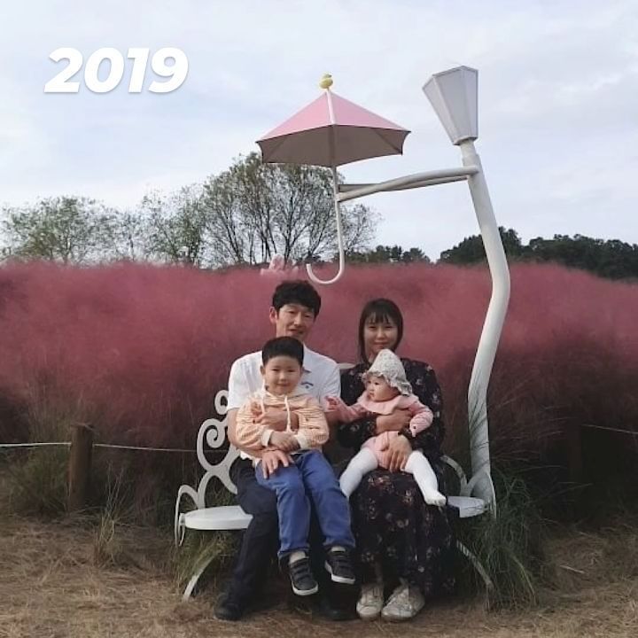 매년 같은장소 다른시간...
시간도 흐르고 내 젊음도 흐르고 🥲
그래도 함께 할수있어 행복하고 감사해 ❤️
.
.
.
#핑크뮬리 #가족사진 #같은장소다른시간 
#자연 #가을 #꽃 #이쁘다 #내년에도