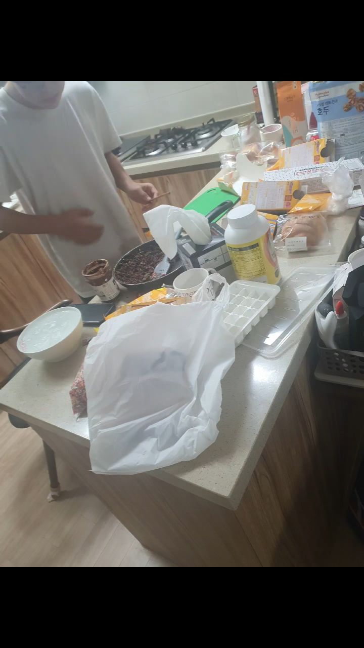 #빼빼로데이
친구들 준다고 직접 만듬
#식탁폭탄 어쩔 ㅎ
#누텔라 녹이고 #스프링클스 뿌리고~
맛은 있군