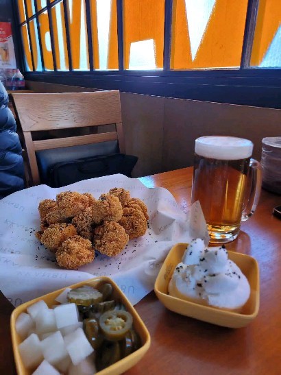 한국시리즈 야구 보면서 버버치맥세트 맛있게 먹으면서 응원했어요♡♡
결과는 우승!! 
맥주 맛이 꿀맛이에요~~
난 찍먹~~ㅎ 따로 달라고 부탁했어요^^
바삭하고 고소한 매콤치킨에 부드러윤 휘핑크림과 고소한 흑임자가루가 솔솔 뿌려져서 매력적인데요!!

#버버치킨
#깐부치킨
#깐부인증샷
#버버치맥세트
#깐부신제품