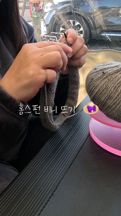 대바늘 뜨기 🧶

캠핑와서 #뜨개질 하는 이시간 너무 좋다 😊

#겨울캠핑 #캠핑중 #취미생활
#홈스펀비니 #비니뜨기