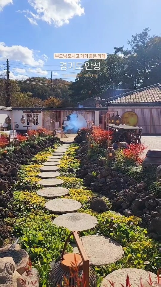♥️저장각♥️ 부모님 모시고 가기 좋은 카페 ☕️

SBS '생방송 투데이' 등 매스컴이 극찬한
수제 두유 식빵, 디저트 맛집이에요 🍞
가마솥 빵을 파는 곳인데 비싼감은 있지만 정말 맛있어요

이 곳은 엄마 소개로 가게 된 곳인데 
친구분들과 모임으로 여러차례 다녀오신 곳이라해요
근데 정말!! 빵, 음료도 맛있고 일단 인스타각 포토존이 많아요
부모님, 아이들과 가기 좋은 곳인데 날 좋은 날 가보시길 추천드려요

#풍물기행 #한옥카페
------------------------------------------------------------------------------
📍𝓦𝓱𝓮𝓻𝓮 경기 안성시 서운면 청룡길 101 풍물기행
📍𝓽𝓲𝓶𝓮 10:00-21:00 (매주 월요일 정기 휴무)
📍𝓟𝓻𝓲𝓬𝓮 밤/팥 식빵 10,000원, 바밤바라떼 6,500원, 오렌지/자몽 에이드 7,000원, 수제 자몽차 6,000원, 아메리카노 5,000원 
📍𝓉𝒾𝓅
• 근처 청룡저수지, 청룡사도 있으니 부모님 모시고 가신다면 꼭 방문!
• 100% 유기농 밀과 직접 콩을 갈아서 반죽하고 구운 빵
• 부모님 또는 아이들과 함께 가면 좋은 곳
------------------------------------------------------------------------------

#내돈내산후기  #안성카페  #안성가볼만한곳