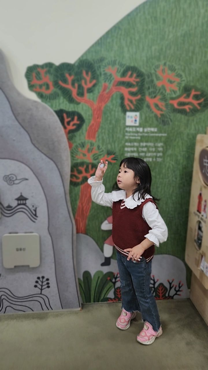 또롱씨네 경주여행
🌈국립경주박물관 어린이박물관

역사, 박물관,유적지 좋아하는 또롱맘빠
경주에 왔는데 안가볼 수없는 곳~
#국립경주박물관 #어린이박물관에 다녀왔어요!

✨️신라역사를 아이들 눈높이에 맞춘 콘텐츠로 꾸며진 곳✨️

단순 관람이 아닌 ✨️체험형 전시✨️로
이곳저곳 사부작 거리며 놀다보니
신라역사에 대한 관심도 업!🤗 흥미도 쑥!🤗

아이랑 함께라면 꼭 한번 들러볼 만한 곳으로
또롱맘이 추천합니다! 👍

💥국립경주박물관 어린이박물관💥
👉위치: 국립경주박물관 특별전시관 
👉운영시간: 10:00~17:50
👉휴관일: 매년 1월 1일, 설날 및 추석 당일
✨️✨️사전예약: 방문전 온라인 예약 후 시간 맞춰 입장 必 
👉입장료, 주차: 무료

💥또롱씨네 이용후기 💥 
✨️음료반입은 안되요.
✨️물품보관소, 수유실 갖춰져 있어요.
✨️기간을 잘 맞추면 특별 전시(비정기적)를 관람할 수 있어요.
✨️초등 저학년까지는 유익한 시간! 고학년부터는 시시할 수..ㅋㅋ

#경주여행 #아이랑경주 #아이랑여행 #국내여행 #아이랑가볼만한곳 #경주가볼만한곳