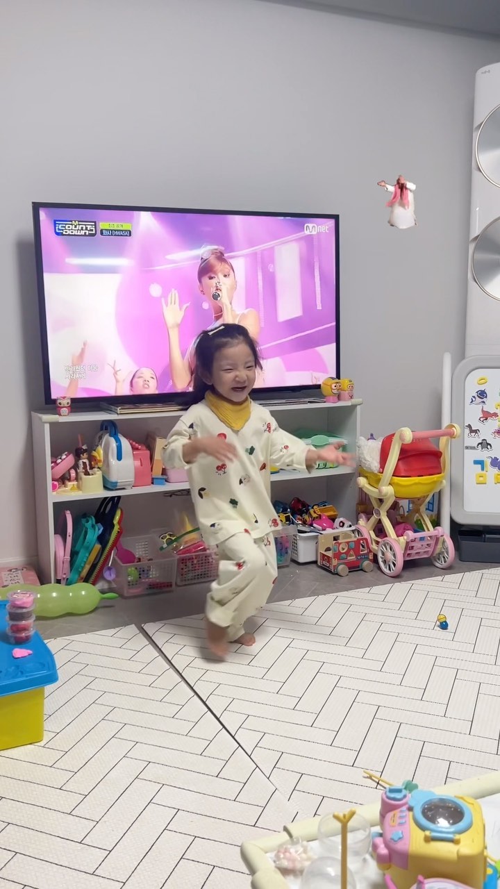 요즘 맹연습 중인 #화사 #ilovemybody #아이러브마이바디 #아이러브마이바디챌린지 #화사챌린지연습중 #만3세딸 #댄스신동이되고픈 #김리원👶🏻