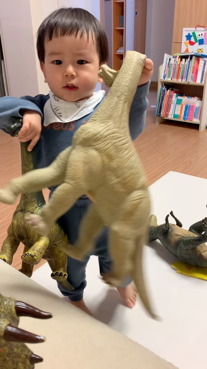 23.10.17
D+672
공룡책에 빠져서 집에 있는 공룡들 모두 소환🦖🦕
책에 나온대로 공룡 특징 백만번째 설명해주는 중😇
기린 공룡과 코뿔소 공룡이 야니 최애 공룡들💗
공룡 없었으면 어쩔뻔했니..?!🤦🏻‍♀️