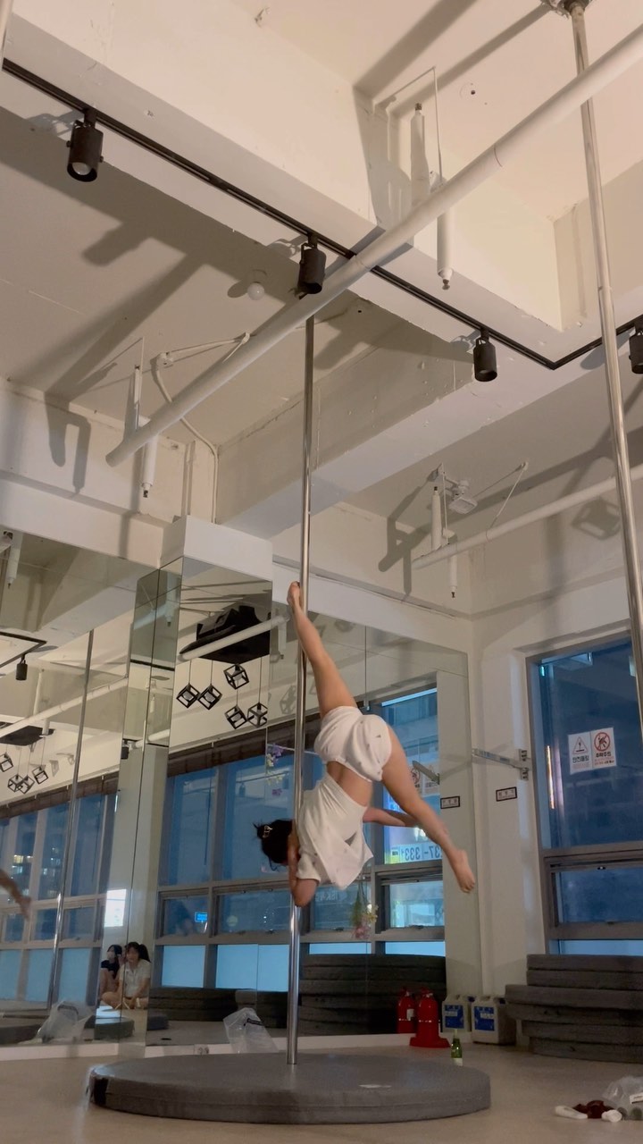 고급🫶🏻하연쌤〰️ @pole.hayoni 
#pdleiko #pdwhattimesplit #pdayesha 

내 첫 레이코 찍먹 성공 ...
#귀여운잠옷에 그렇지못한 #근력콤보 ㅋ ㅋ ㅋ 
잠옷 단추를 다 뜯어 버림 ㅋ ㅋ ㅋ 근데 넘 재밌었다 ㅜ
또 해주세요 쌤 💓💓

운동 호다닥 하고 떡볶이를 부시면 굉장히 많은 의미가 이찌
그치 ? @again_ram