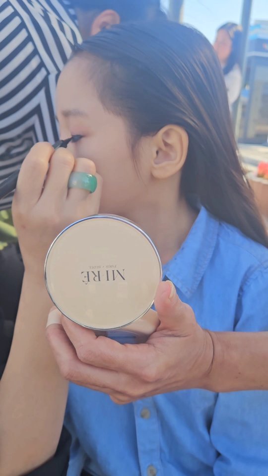 💜
.
셋데리고 행사장에 가면
출발할때부터도 전쟁이지만
메이크업하고 머리하고 옷입히고
무대올라갔다 내려옴과 동시에 세놈 의상 벗어던지면ㅋㅋㅋ
진짜 숨돌릴 겨를이 없거든요🫨😅😂
.
민주 #메이크업 해주시고 #헤어 도 해주시고~
덕분에 너~무 너무 편안합니다ㅋㅋㅋ
.
그것보다 더 좋은건 
#내딸래미 하면서 이뻐해주시는거💙
항상 감사합니다💕
.
@a010659986444 
@jina4765___kimjina_ 
.
.
#우리집막내딸
#여덟살딸