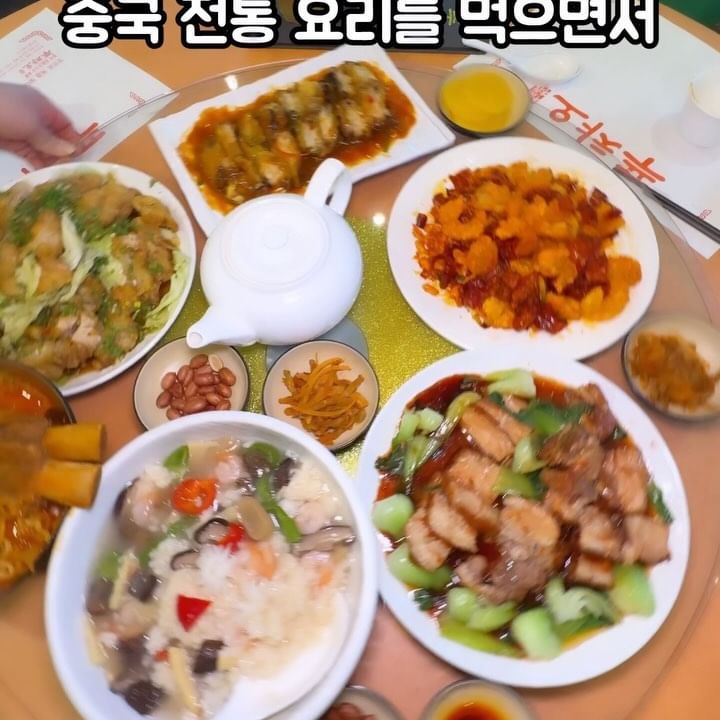중국성이 남양주에도 있었네요🏯
연말 모임장소로 완전 추천하는 곳이에요‼️

남양주에 중국 현지 요리 전문점인 <푸챠오>
20년 동안 많은 분들에게 사랑을 받은 곳이라
사장님께서 맛에 대한 자부심이 큰 곳입니다🔥 

푸챠오는 입구부터 포스가 흘러넘쳤는데요!
매장 외부가 중국에 있는 성 느낌이었고
내부도 엄청 고급스럽고 넓었습니다🤩 

여긴 요리 비주얼이랑 맛이 대박인데요❤
엄청 부드러워서 사르르 녹는 동파육😍
새우완자가 들어간 시그니처 메뉴 어향가지🍆
바삭바삭하면서 은은하게 매콤한 샹슈가🍤

상큼한 양배추와 닭고기 조합 유린기🥬
해물이 가득한 담백 고소한 누룽지탕🦑
엄청 큰 갈비가 들어간 왕갈비짬뽕🍜
디저트로 먹기 좋은 쫀득한 젤라또🍦

식후 영수증을 보여주시면 에스프레소랑 젤라또를 50% 할인 된 가격으로 드실 수 있어요!! (사장님이 운영하셔서 엄청 저렴해요😄) 

📌매장명: 푸챠오
📌주소: 경기 남양주시 강변북로 678

#푸챠오 #남양주맛집 #남양주핫플 #남양주중국집 #중식요리전문점 #중식맛집 #중식당맛집 #중식코스요리 #남양주모임장소 #남양주가볼만한곳 #남양주맛집추천 #동파육 #어향가지
