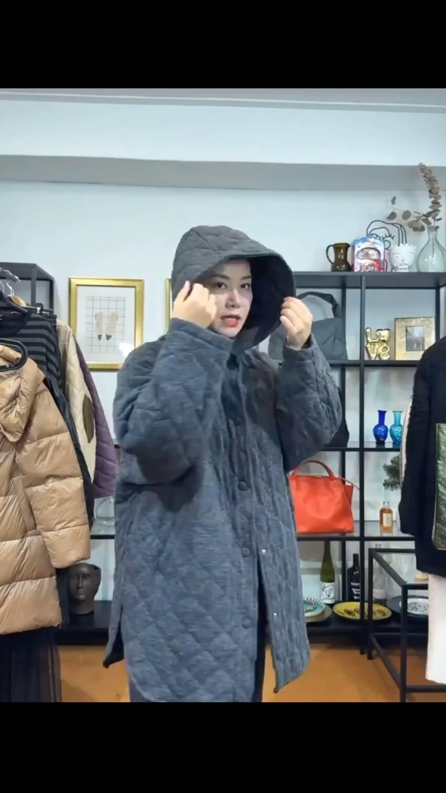 이태리에서 도착하자마자 라이브로 바로 소개했어요.
터틀넥 니트부터 퀼팅 점퍼,구스다운 점퍼,코트 가방.
하나하나 다 이쁜것 가득해요!💛

*네쇼라 테소로 312회 방송 

테소로 스마트스토어에서 만날 수 있어요.
@tesoro_h

#테소로 #이태리직수입 #겨울신상 #패션