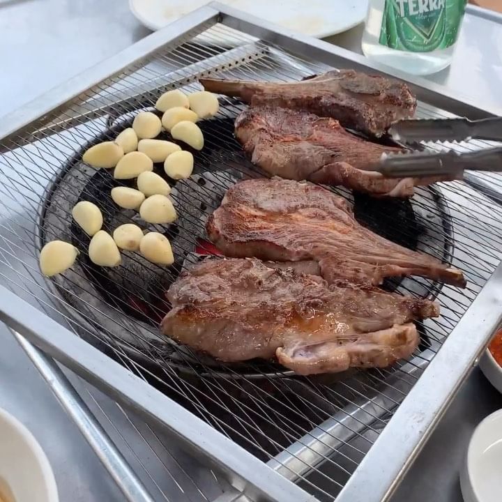 #도봉산 #도봉산양고기

가을이 다가올 무렵 생각나는 이 곳 ⛰️🍂
야외에서 즐기는 양갈비 바베큐 먹어봤어?
친구와 연인과 등산 후 먹으면 맛이 2배!! ✌🏻

여태 먹어본 양갈비 중 단연 최고였던 #삼각갈비 🥩
초벌된 고기를 숯불에 초콜렛색이 될때까지 마구 굴려
노릇하게 구워진 통마늘와 같이 먹으면 천국..

잡내가 하나도 안나고 육질이 부드러워서
처음 먹는 사람도 부담없이 먹을 수 있다구요.

푹고운 사골로 끓인 #갈비탕 은 선택 아닌 필수 🍲
떡과 밥이 말아져 나와 든든 그잡채, 탄수화물은 국룰이지!
된장술밥마냥 보글보글 끓여 해장술까지 진하게 해줘야 “진짜”

📍서울 도봉구 도봉로191길 99-6
💸 삼각갈비 240g 28,000원(1인분 기준)
💸 갈비탕 11,000원

#술꾼돼지_도봉산 #도봉산 #도봉산양고기 #양갈비 #양고기 #갈비탕 #도봉산맛집 #좋아요 #일상 #소통 #선팔 #맞팔 #먹팔 #먹스타 #먹스타그램 #맛스타그램 #술스타그램 #맛있다 #먹방 #존맛 #존맛탱 #JMT #food #foodstagram #foodie #follow