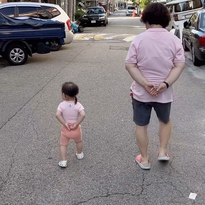 #아기릴스 #아기영상 #웃긴영상 #16개월아기 #따라쟁이
처음 보는 아줌마 따라하기 시전🩵
아무나 따라가다가도 엄마한테 다시 오는 착한 어린이에용🧏🏻‍♀️