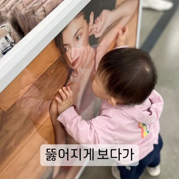 벌써부터 이러기냐.....
10개월 아기도 예쁜건 아나봐요??? 
예쁜 누나들 한테만 가네요? ㅋㅋㅋㅋㅋㅋ
한참 보고있길래 웃겨서 찍고 있는데 
뽀뽀까지 할줄이야~~~~~~~~
엄마한테는 어쩌다 한번 해주면서???!!!!!!!!! 
😂😂😂

#10개월아기일상 #아들맘 #아들맘소통해요 #벌써부터이러기냐