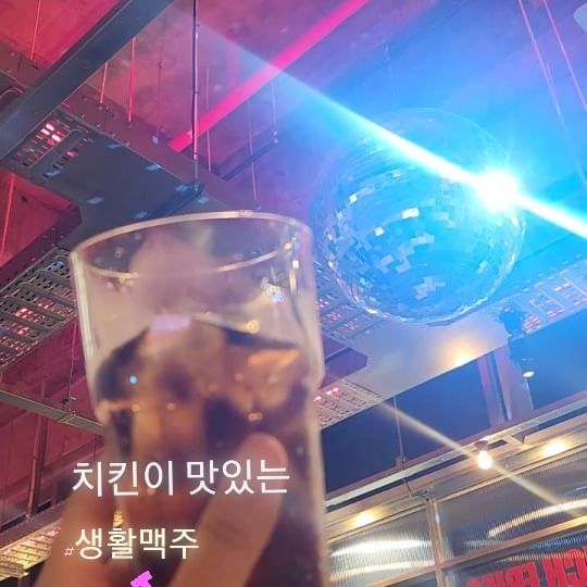 #생활맥주 는 치킨맛집 😆🩷
크리스피 후라이드랑 간장, 뿌링클까지 야무지게 먹고왔는데
먹느라 사진은 하나도 안찍은게 함정

미러볼 보고 맛나게 먹었으면 된거지 😂

저녁 선선한 온도가 너무 좋은 요즘
야외 테라스에서 치맥 즐기면 끝장나지~~~

📍생활맥주 명지국제신도시점

#명지맛집 #명지치킨 #명지닭집 #생활맥주명지 #치맥