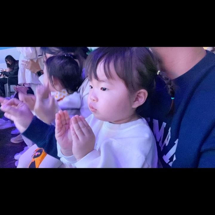 #채아스타그램
경남씨 추천으로 제주 여행가서 채아를 위해 꼭 뽀로로파크 고고싱!
매번 엄마아빠 맞춤 여행으로 이리저리 끌려다니는 채아에게 미안해서 이번엔 채아가 좋아할만한곳으로 갔는데
내가 예상한것보다 더더더 좋아해서 굉장히 뿌듯했다ㅋㅋㅋㅋ
차에서 내리자마자 난리가 나고 안에들어가서는 혼절할정도ㅋㅋㅋㅋㅋㅋ😜
오픈하자마자 가가지고 탈수 있는 놀이기구는 다 타고 공연도 보고 사진도 실컷찍고 왔다🎠🎡🎢
덕분에 우리가족 모두 기절....💤
다음에 또 뽀로로 보러가자😊