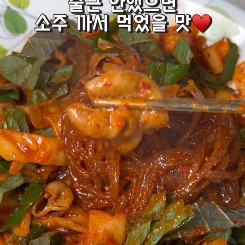 #협찬 [ #제품제공 #벌통야채곱창 ]
벌꿀을 이용한 비법 양념소스가 들어가는 곱창!?
깊은 감칠맛이 더해져 곱창특유의 잡내도 없음!
주문 즉시 당일 포장하여 배송되어 신선하고 
냉동이 아닌 생곱창을 바로 볶아 먹을 수 있어요!

✔️벌통야채곱창 밀키트(750g) ₩15,900

당일공수한 신선한 국내산 돼지 곱창, 양도 많고 
비법소스도 넉넉하게 넣어주시니 사용 후 남은 
소스로 요리활용해도 좋고 볶음밥 해먹어도 굿♥️

사용법도 간단하게 설명되어 있어 10분이면 완성!

12.18까지 구매 시 스마트스토어에서 500원 
할인쿠폰 발급도 가능합니다:)

[제품제공받아 직접 먹어보고 남기는 솔직후기입니다.]
구매처: 벌통야채곱창 @beoltong_official
💁🏻‍♀️https://m.smartstore.naver.com/beoltong

♥️좋아요•댓글•공유•저장•태그는 콘텐츠 제작에 
  많은 도움이 됩니다.♥️ -또힝올림-

#야채곱창 #곱창밀키트 #밀키트추천 #밀키트리뷰 
#벌통곱창 #밀키트요리 #초간단밀키트 #곱창맛집