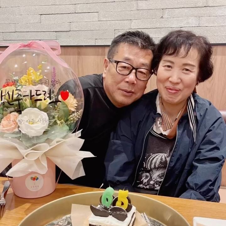 *

귀여운 우리 아빠, 엄마 ❤️
다같이 맛있는 저녁 먹고
카페에서 간단히 다시 생일 축하 🥳
사랑합니다, 아주 많이요 🫶🏻
⠀
#엄마의생일
#20230902
⠀