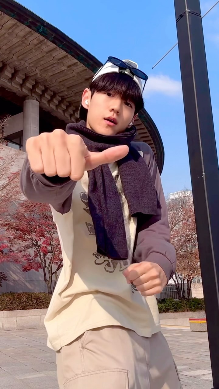 아직까진 목도리로 버틸수 있는 날씨..✨🎄🧣

끝까지 보면 예상하지 못한것이..크흠🕶️

#크리스마스 #reels #dancechallenge #christmaschallenge #겨울코디 #목도리