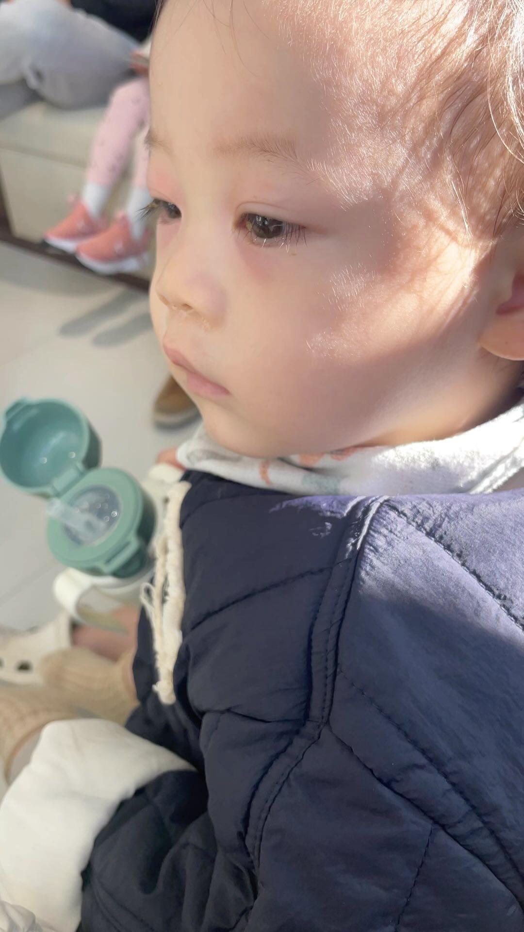 어제 눈꼽이 스믈스믈 끼더니…
아침되니까 양쪽 눈이 다 붓고 눈꼽파티를😭😭😭
끄악… 요즘 유행하는 아데노 바이러슨가 전염병인가 걱정했지만
노란콧물이 꽈아아악 차서 눈으로 올라온거라는 진단 🥺🥺
어휴 느무 다행인데 좀 짠…

눈꼽낀 영상은 좀 웩 소리가 나서, 눈꼽없는 버전으로 업로드 ,..헝헝 
다행히 저녁되니 많이 가라앉았어요😩휴
열없이 노란눈꼽이 낀다면 아데노가 아닐 확률이 높데용!!

바이러스 환절기 죄다 빨리지나가라!!!! 훠이

#정호치🐯