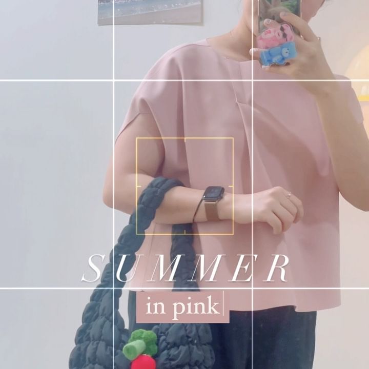 아침마다 최대 고민 : 푼다 🧔🏻‍♀️vs 묶는다👶🏻
하지만 귀찮음을 이기지 못하고 쪼매고 나가요.  늘 양손목에 머리끈 !

똥머리 하고 싶어서 요번 주말에 헤어라인 반영구하러갑니다 🖋️ 아주 설렘(❁´▽`❁)

@lemetier_official 에서 2년 전 쯤 구매한 상의인데, 촉촉하고 고급스러운 원단과 독특한 패턴이 맘에 들어요 🩷 조금 학종이? 입은 사람 같을 때도 있지만. 

💿음악은 요즘 푹 빠져있는 코드쿤스트의 노래. 잔나비 보컬도 좋아요! 담담하지만 시적인 가사가 최고 🖤