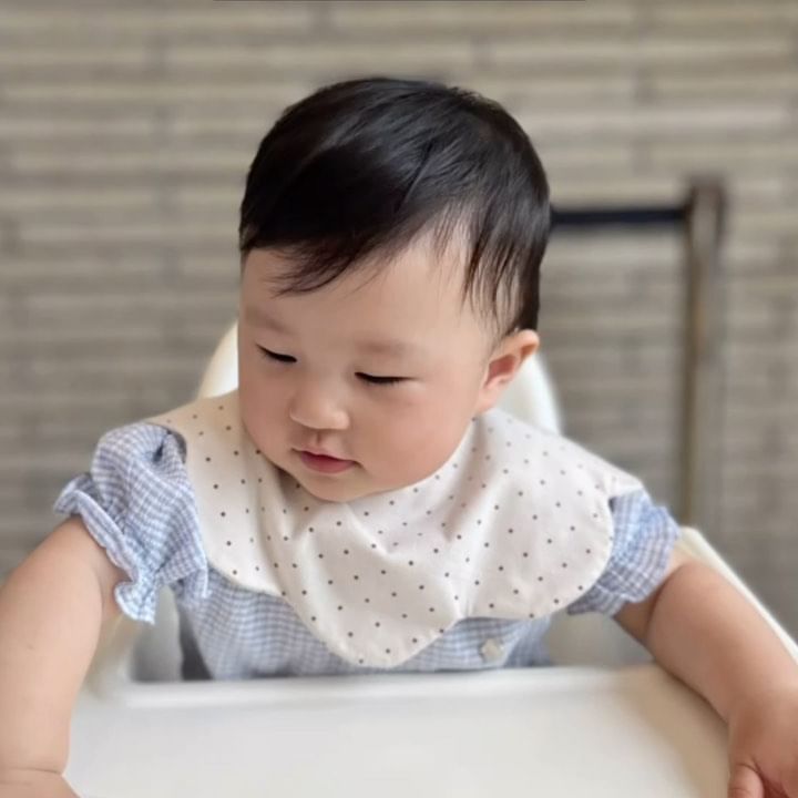 오빠랑 연애하기 전에 갔던 맛집을
가족이 되어 함께 갔다
요즘 보기 드문 좌식 테이블형 식당이라
다행히 좌식 테이블에는 우리 밖에 없어서
제나도 마음껏 기어 다녔다✌🏻

주말이 기대되는 계절이야😎

#아기릴스 #가족여행 #양평맛집 #양평나들이 #초계탕 #초계탕맛집 #주말 #주말데이트 #주말나들이 #아기랑 #아기랑갈만한곳 #초계막국수