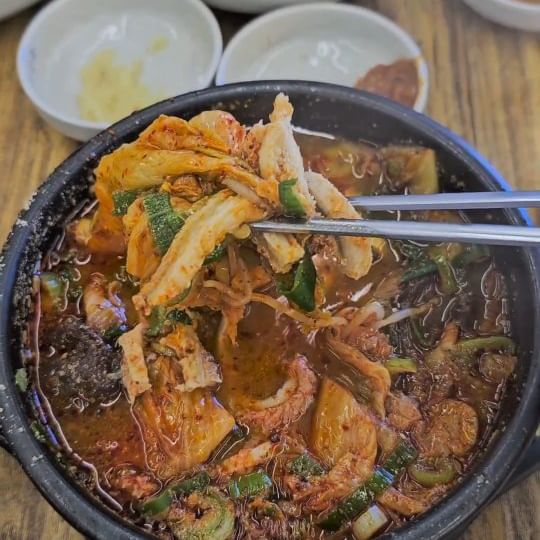 .
주말 아침 해장은 무조건 은희네해장국👍

📍제주은희네해장국 시흥장현점 

집 근처라 요즘 일주일에 한번은 무조건 방문하는 은희네해장국! 
이번에는 내장탕으로 주문해봤어요
풍부한 소양과 선지!  칼칼한 국물이 정말 최고네요
소주 시키고 싶었는데 겨우 참았습니다🤣

🏠 경기 시흥시 노루우물길 15 1층 101호
📝 매일 07:00 ~ 21:00 (라스트 오더 20:30 / 매주 수요일 휴무)
☎️ 0507-1453-9017
.
.
.
.
.
.
.
.
.
.
.
#제주은희네해장국 #제주은희네해장국시흥장현점 #해장국맛집 #장곡동맛집 #장현맛집 #시흥맛집 #시흥맛집추천 #장곡동 #장현 #해장국맛집 #해장국 #맛집추천 #맛집투어