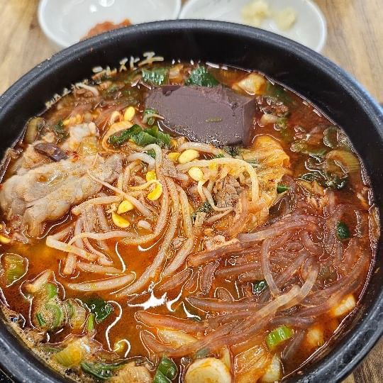 .
제주 도민이 선택한 해장국 맛집🍲🥄 

📍제주은희네해장국 시흥장현점 

제주도 여행가서 한끼는 꼭 먹는다는 제주은희네해장국이 육지에도 상륙했습니다. 
요즘 체인점 점점 생기는 추세인데요! 제가 사는 시흥에는 단 두군데 체인점이 있습니다! 
제가 이사가기 전에 살던 동네에 한 곳!
이사간 동네에 한 곳! 이정도면 인연이네요🙂

시흥장현점은 제가 본 '제주은희네해장국' 매장중에 제일 규모가 컸습니다. 또 한가지 좋은 점은 공기밥이 무제한이라는 점... 

개운하고 얼큰 칼칼한 국물맛과 건더기가 풍부한 해장국이 일품인 해장국 맛집!
앞으로 자주 방문할거 같네요!
추천드립니다👍

경기 시흥시 노루우물길 15 1층 101호
매일 07:00 ~ 21:00 (라스트 오더 20:30 / 매주 수요일 휴무)
0507-1453-9017
.
.
.
.
.
.
.
.
.
.
.
#제주은희네해장국 #제주은희네해장국시흥장현점 #해장국맛집 #장곡동맛집 #장현맛집 #시흥맛집 #시흥맛집추천 #장곡동 #장현 #해장국맛집 #해장국 #맛집추천 #맛집투어