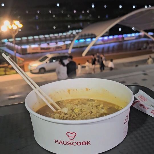 .
제가 매주 은계호수공원으로 산책 가는 이유! 바로 이 라면 때문🙂 
호수 바라보며 라면에 맥주 한잔은 정말 꿀맛이에요! 
매점뿐 아니라 다양한 음식점들이 있어서 식사, 음주, 티타임 모두 가능한 은계지구 상권 너무 좋습니다👍 

주목❗️
이번 주말에 시흥 '은계호수공원'을 무조건 방문해야하는 이유 알려드릴게요! 

제1회 경기도 세계커피콩축제(Coffee Bean Festival)'가 열립니다!
대한민국 최초로 시도하는 커피문화축제라고 합니다!
축제는 부스행사, 세계커피대회 5종목, 공연행사로 다양한 볼거리 + 체험등이 제공되니 꼭 참여해보세요!
(2023.10.07~2023.10.08) 

+ 시범운영이 끝나 10/7 부터 음악분수쇼도 정상운영이 되니 은계호수공원으로 많이들 놀러 오세요! [운영시간: 12:00, 20:00 (30분)]
(✔️개인적으로 음악분수쇼는 '아마츄어작업실' 5층, 6층에서 보는게 제일 잘보여요)
.
.
.
.
.
.
.
.
.
.
#은계호수공원 #시흥가볼만한곳 #경기도세계커피콩축제 #세계커피콩축제 #시흥데이트 #은계호수공원맛집
#호수매점 #은계호수매점 #한강라면 #라면맛집 #데이트코스 #은계가볼만한곳 #맛집추천