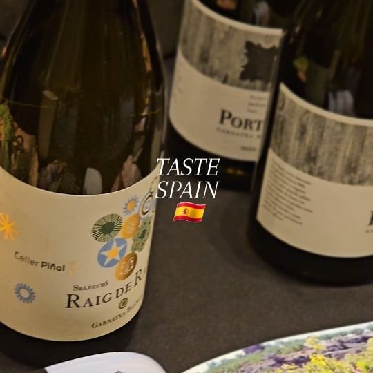 #Tastespain #FoodsfromSpain
주한스페인대사관 경제상무부 지원을 받아 스페인대외무역청(ICEX)과 알리멘토스데 에스파냐(Foods from Spain)에서 주관한 테이스트 스페인 이벤트🇪🇦🍷
광화문 포시즌스 호텔 뷔페와 즐기는 미수입 스페인 와인😆

#스페인와인 #와인추천 #스페인 #에스파뇰 #spain #spanishwine #redwine #whitewine #와인모임 #술스타그램 #스페인어