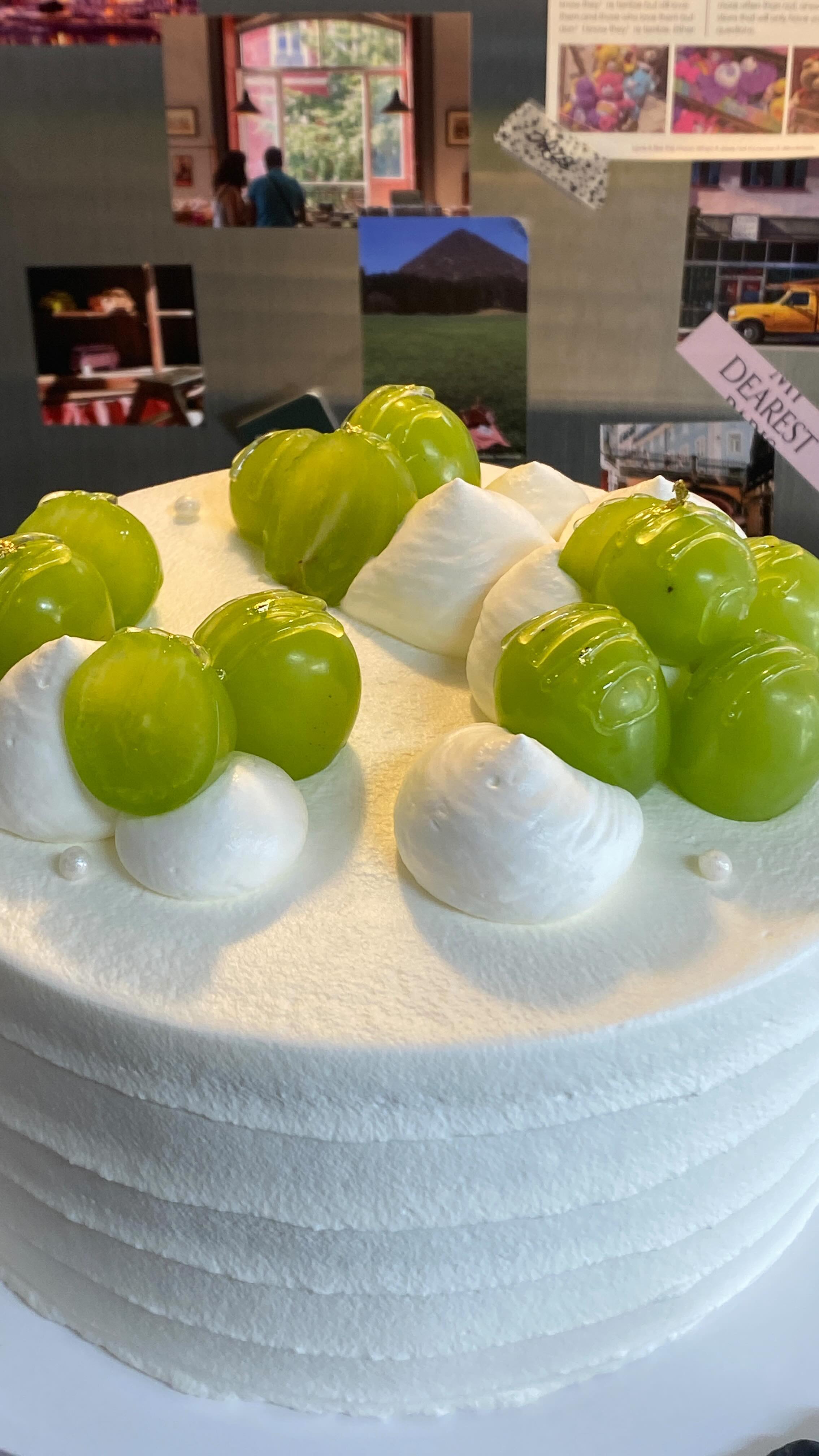 1.5kg 샤인머스캣 케이크 (🍰) 스패출러로 못 들어서 손으로 했답니당,,, 
 
#케이크 #케이크디자인 #cake #cakedecorating #baking #shinemuscat