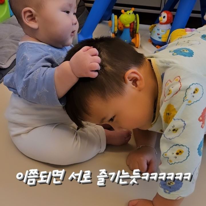야무지게 서로 고통을 나눠가며 잘 크고 있네👶