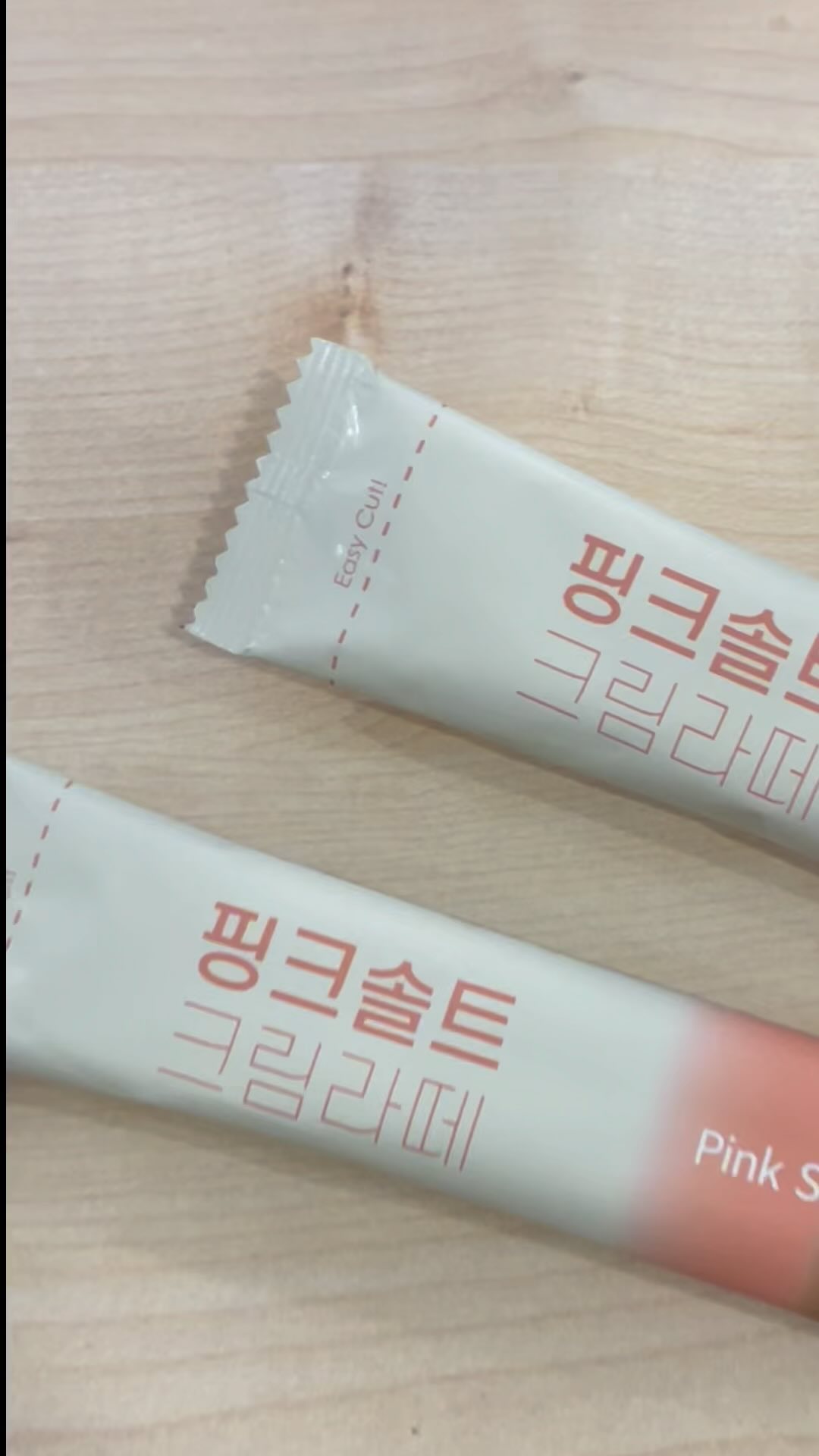 스트레스에 달달구리 땡겨주기💕

엄청찐해서 더 맛있고
엄청찐해서 한잔으로 카페인 섭취도 완료🫶🏻

진짜 핑크솔트가 들어간 크림라떼가 부드럽고
고소한 우유맛이 듬뿍 담긴 개별포장된 제품으로
회사나 집에두고 간편하게 마실 수 있어요👍🏻
@aromavillecoffee 

#협찬 #아로마빌커피 #믹스커피 #핑크솔트크림라떼 #핑크솔트커피 #핑크솔트라떼 #소금커피 #더리슨 #더리슨커피 #핸드립커피 #커피추천 #드립커피 #믹스커피 #캠핑커피 #커피스타그램 #홈카페 #홈카페그램