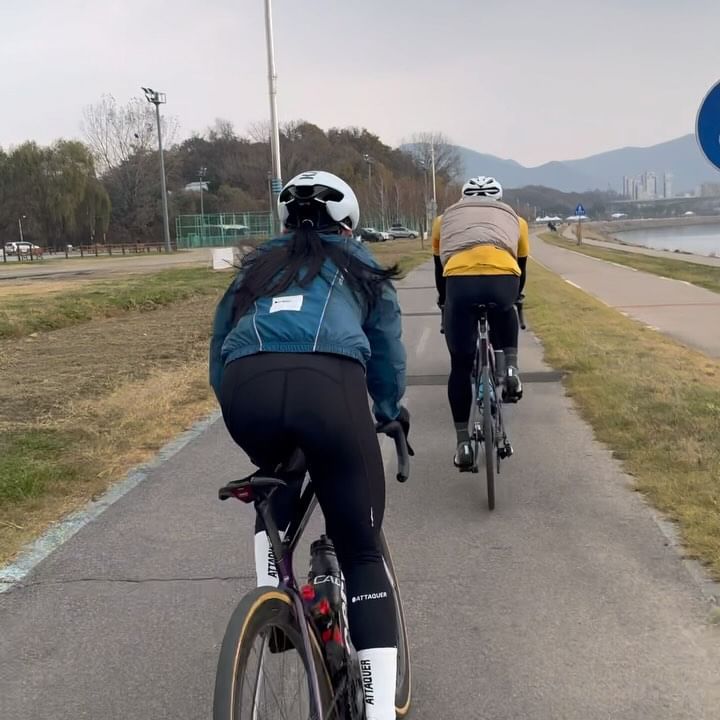 뒤에 잘 오고 있나용😚

사람들 잘 오고 있는지 뒤를 돌아보는 모습이
사진과 영상에도 담기면서 인스타 땔감으로
화르륵❤️‍🔥

@attaquerkorea @attaquer
#attaquer #아타케 #자전거의류
#라이딩 #자전거타는여자 #자덕 
#팔당 #팔당댐 #자덕그램