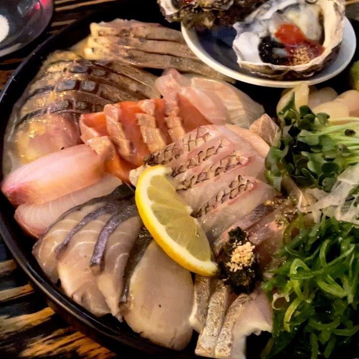 #협찬 쌀쌀해지고 겨울 숙성회 쿨타임차서
연남동에 있는 바다약방 다녀왔습니다.

연남동 특성상 가게규모는 크지않아도
오밀조밀 인테리어도 이쁘게 꾸며져있고
생각보다 테이블도 많아요(조금 다닥다닥 붙어있는편) 저는 둘이서 모둠회 소(55,000원) 주문했고, 양은 1차로는 부족하고 2차로 오면 좋을것 같아요.  모듬이라 다양한 종류를 한번에 먹어 볼 수 있어요, 숙성회라 쫄깃보다는 쫀득한 느낌!

저는 반쯤 토치되어 익힌 회를 좋아하는 편이 아닌데 바다약방은 살짝 익혀져서 나온 회 종류가 절반정도 되는것같아요! 특제 페스토 소스도 있고 같이 같이 곁들여 먹는 초생각 락교, 양파슬라이스 등등 같이 나와요, 제철인 굴도 같이 나왔는데 저랑 같이간 친구는 굴을 안먹어서 어떤지 모르겠어요~!

배가 안차서 해물라면 하나 추가로 시켰어요. 가격대비 맛은 살짝 많이 아쉬운 느낌이에요~!!

다양한 종류의 숙성회를 즐기고 싶은 분들이라면 한번 방문해보시면 좋을것 같아요

 #바다약방 #연남동맛집 #연남맛집 #연남동횟집 #연남동술집 #연남동데이트 #데이트 #연남동가볼만한곳 #홍대데이트 #홍대맛집 #맛집리뷰 #일상 #먹스타그램 #맛스타그램