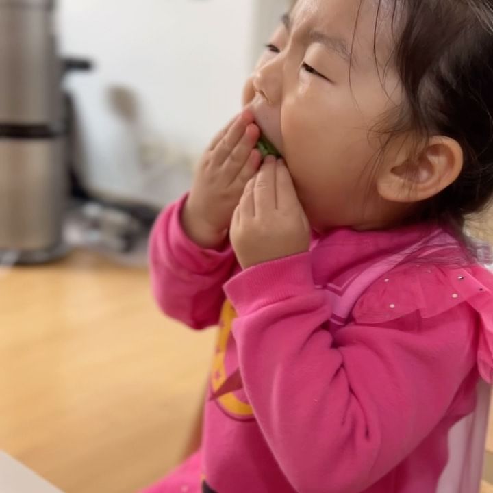 우리 공주가 이렇게 설레하는 이유는
바로 상추쌈때무네😂

#잘먹는아기
#쑥쑥자라렴
#쌈먹는아기 
#육아기록