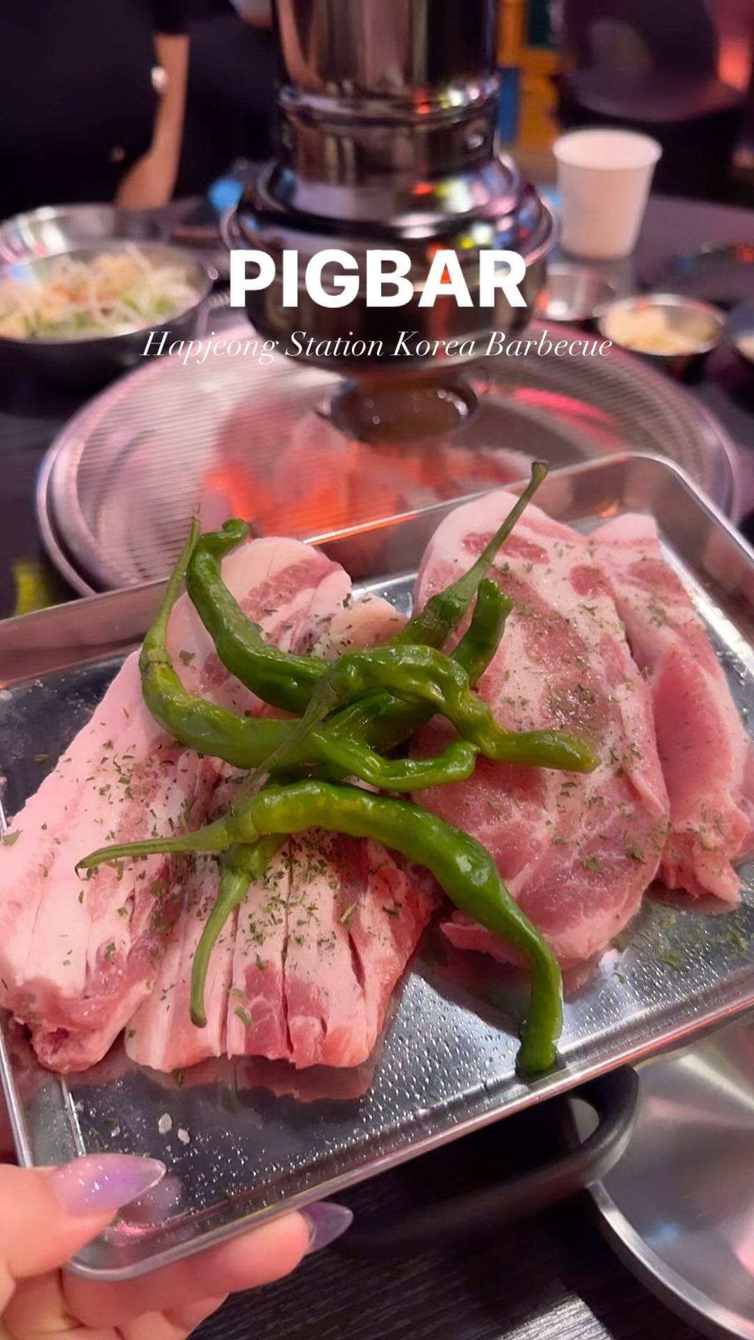 합정역 삼겹살 맛집🐷 피그바

숯불에 구워먹는 삼겹살 목살 껍데기
멜젓도 맛있고 고기에 숯불향이 싸악-

연기가 좀 많이나서 눈이 맵지만
고기랑 밑반찬이랑 사이드 다 맛있었어요!

술이 생각나는 고기집🍻 

#합정맛집 #삼겹살 #비빔면삼겹살
#barbecue #pork