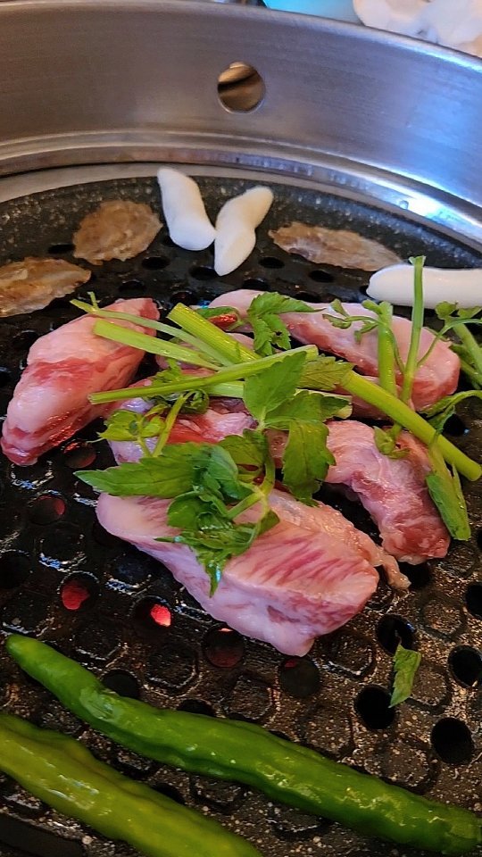 #협찬 
#연탄싸롱 에서 연탄불에 올라간 이베리코🐷 먹고 왔어요:)

저의 pick은
#고깃집세트 60,700원
(#갈빗살,#목살#,#항정살 각 120g+#묵사발+#김치찌개)

요기 최상급 #이베리코 를
재가 안 날리고 연기가 안 나는 #청결탄 에 구워 
#육즙 팡팡하고 부드러운 🐷를 맛볼 수 있는 고깃집인데요💕

오동통한 자태에 적당히 기름진 #갈빗살 이랑
"하나도 안 퍽퍽해!" 말이 절로 나오는 #목살 과
야들야들 입에서 살살 녹는 #항정살 을 소주와 함께하니
아주 그냥 #술이술술 이더라고요🙊❤ #JMT 
(이 날 제 입엔 #목살 이 제일 맛있었어요! 
삼겹살파를 감동시킨 목살이라니.. 더love😍)

곁들인 #묵사발 과 #김치찌개 도 한 몫했는데,
특히 김치찌개는 완죤 밥도둑.. 2번 드세요😋

입에서 녹는 이베리코 즐기러 꼬고해보세요👇
✔️주소 : 서울 중구 퇴계로78길 37, 1층
.
#신당동고기집 #신당역고기집 #신당동핫플 #신당동핫플 #신당동술집 #신당역술집 #신당동맛집추천 #신당역맛집추천 #신당동데이트 #연탄구이맛집 #연탄구이전문점 #스토리앤미디어 #스토리앤체험단 @yeontansalon #옴팡_서울 #옴팡_신당