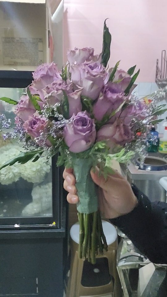 #부케만들기

웨딩의 준비과정을 담고 싶은데
동영상 찍는 것도 편집도 어려워
포.....기......😂

#장미부케 #셀프부케 #부케선물