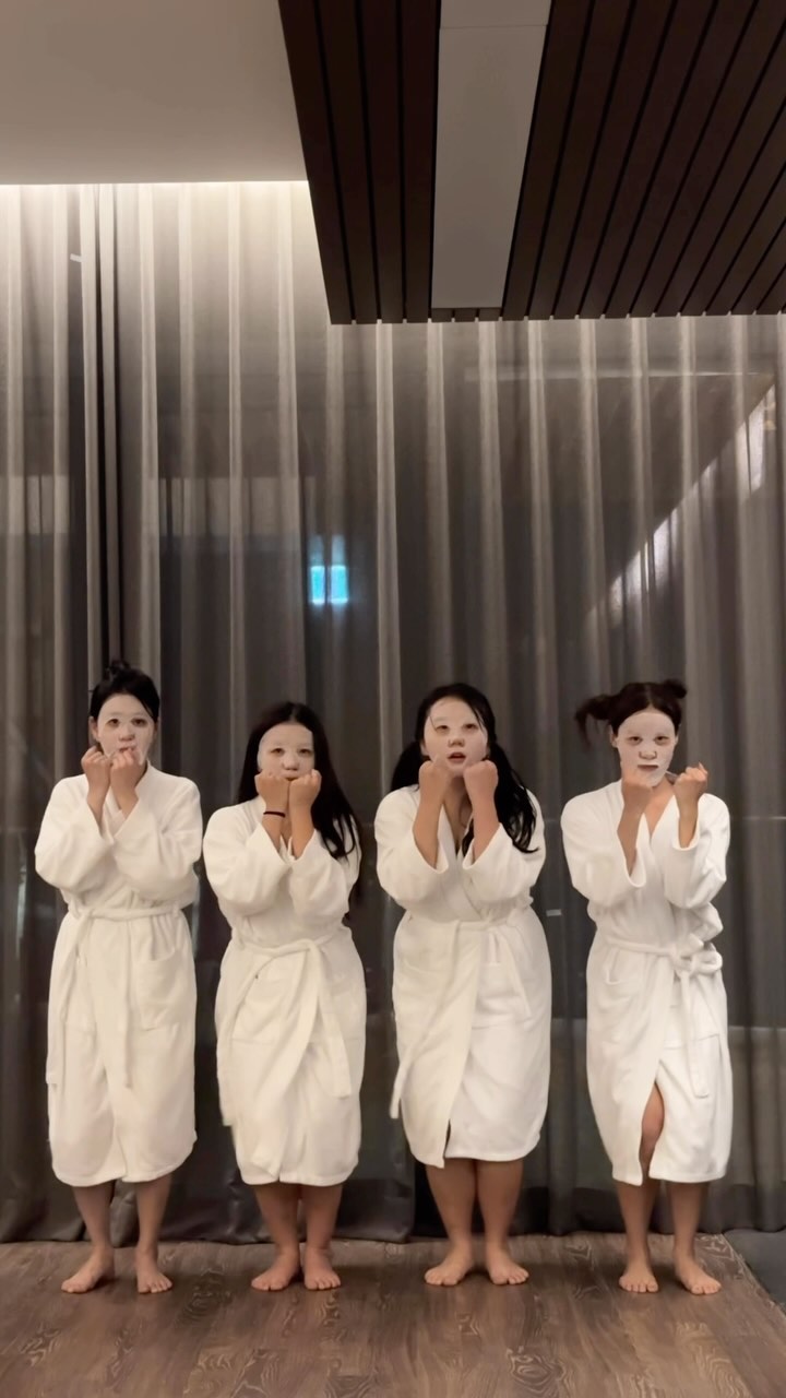 전국의 남친들아 여자들끼리 여행간다고 해도 걱정마라,,
숙소에서 마스크팩하고 춤추고 있거든

영상 끝에 쿠키영상 3개는 덤🍪
여행가서 이거 찍는동안 너무 많이 웃어서 살빠짐(?)
이번 연말모임 방잡고 놀면 단체릴스 각 아니냐구ㅋㅋㅋㅋ

👯‍♀️Korean mask girls👯‍♀️

📍SG빌라앤호텔

#우정여행릴스 #우정여행 #걸스나잇 #걸스파티 #단체릴스 #여행릴스