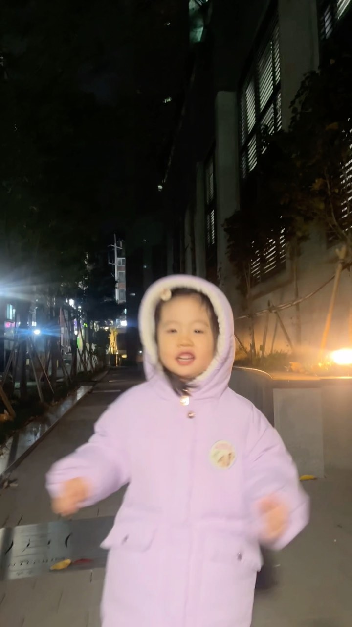 요즘 매일 나랑 싸우는 38개월 짱친..

미운 4살 미친 4살 수식어가 많이 붙는데 정말 대환장파티핑🤯

지금이 너무 예쁠시기고 몇년 지나면 다시는 못 볼 시기니 참고 참고 참기…😂

그럼에도 불구하고 부모인 우리 눈엔 최소미가 젤 예쁨..💟