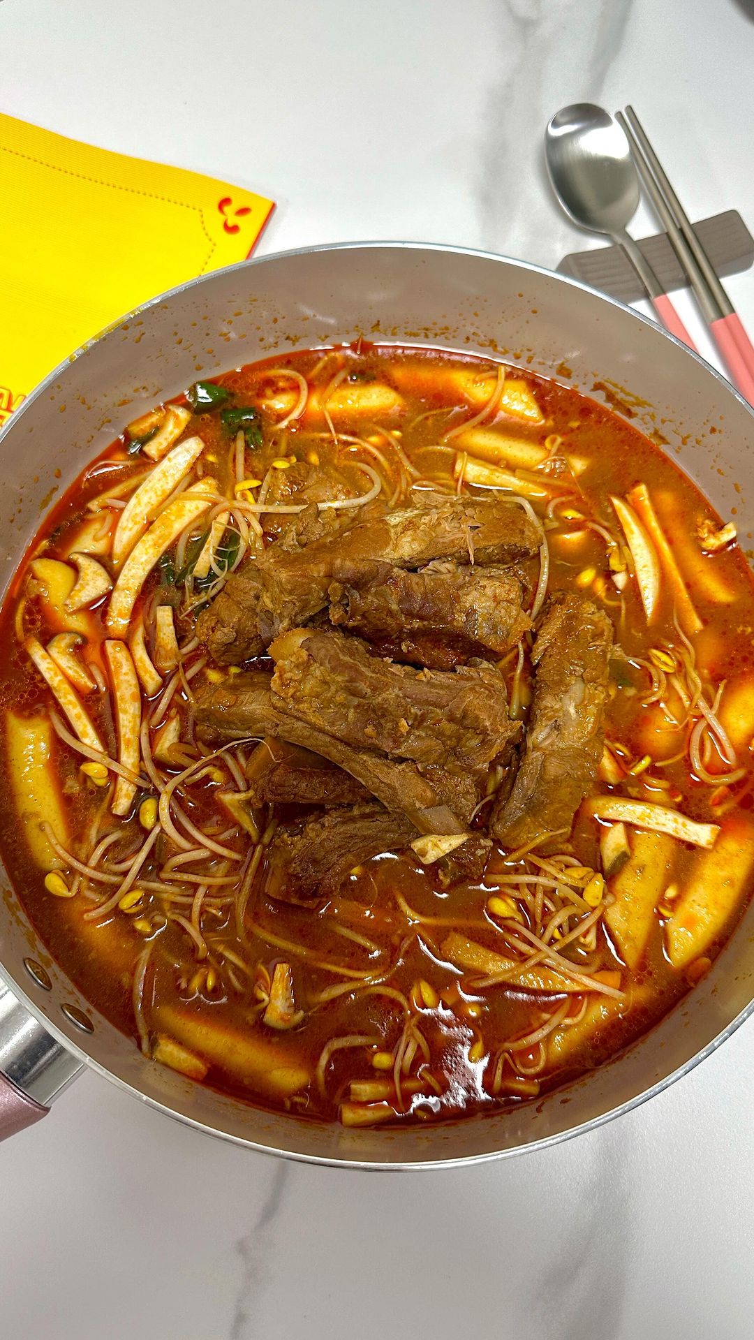 #협찬 ☑️팔덕식당 공식온라인몰
⠀
안양 찐주민들은 다 아는 등갈비맛빕 팔덕식당이 온라인에서 밀키트를 판매한대요🫢 저는 안양에서 오래살아서 본점 자주가서 먹었는데 갈 때마다 줄서먹는 맛집이라 타이밍 잘 맞춰서 가야하거든요ㅠㅠ 근데 밀키트라니..!👍🏻
⠀
배송은 엄청 깔꼼하게 오는데 야채는 신선도 문제로 셀프로 준비해야돼요ㅎㅎ 저는 매장느낌 그대로 먹고싶어서 버섯이랑 콩나물 파 다 넣었어요!
⠀
조리방법대로 넣고 끓여주면되는데 와,,넘 맛있쟈나요😭 냉동실 자리만 있으면 밀키트 엄청 쟁여놓고싶어요ㅋㅋㅋ 사실 매장에서 먹으면 곤드레밥이랑 전까지있어서 더 맛있게 먹을 수 있지만 너무 멀어서 가기 힘들다면 밀키트 강추합니다😝♥️