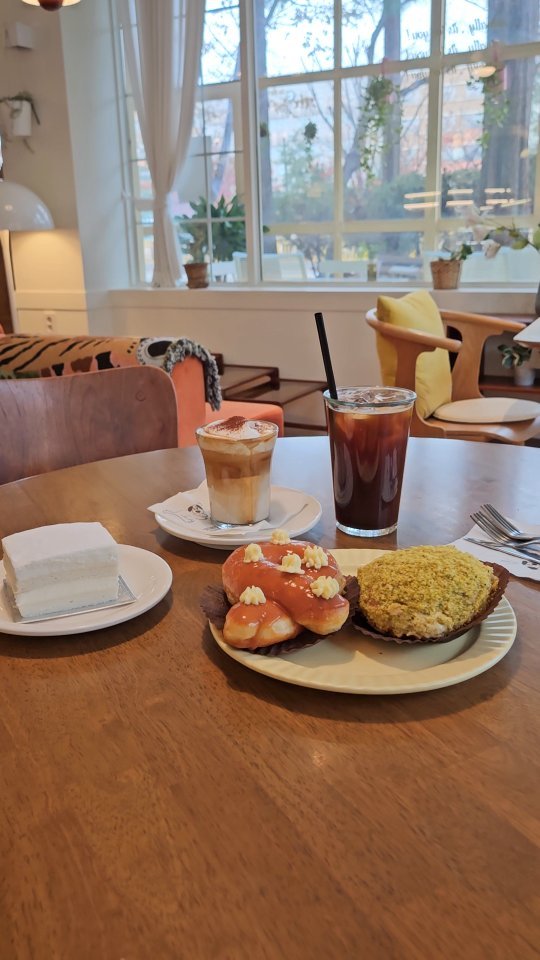 오랜만에 와도 이쁘고 맛있곰🍩

솔티카라멜도넛, 귀욤한 기본도넛에 쫀득🍯카라멜라이징
피스타치오도넛, 크림이 완전 한수위💚 또 먹고싶어욤

시그니처 커피 오릴리슈페너🤎

#오릴리도넛 #밤리단길카페 #일산케이크
#일산도넛 #블로그후기제공