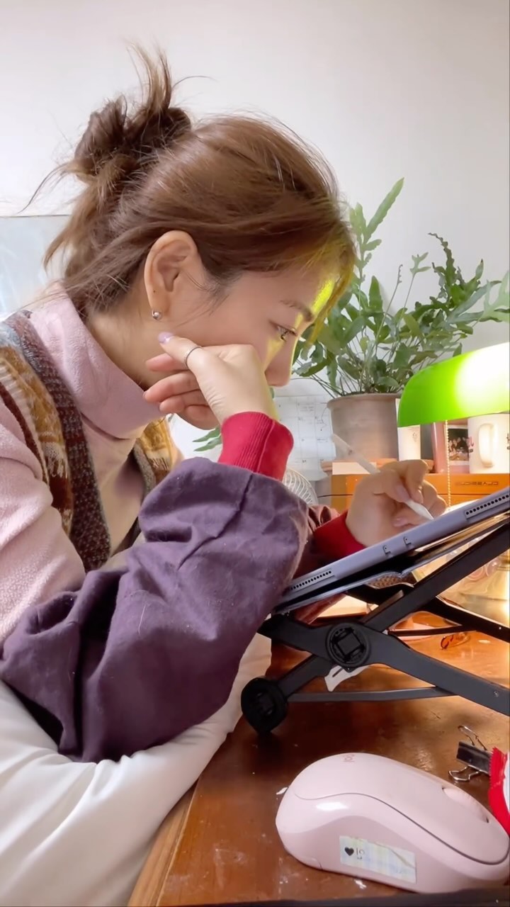 재미나게 엽서 만드느라 
3일간 손을 못댄 그림책 채색작업!!
11월에 무조건 끝낸다고 했는데..이번주에 끝내기로!! 

엽서를 만들게 된이유는!!
아이패드로 채색작업을 하다보니 ..
급 그림을 그리는게 지겨워졌다..
그래서 다시 재미나게 그림을 그려보자는 
마음으로 오랫만에 붓이랑 스캐치북 꺼내서 
그려보았는데!! 넘 재나는것 !! 
그래서 인스타에 올렸는데.. 
그림 너무 예쁘다고 디엠도 오고 카톡도 오고 
(사실... 이렇게 반응이 좋을줄 생각못했음..ㅎㅎ)
반응이 좋길래 
서수 고객님들께 한장씩 
나눠드려야지!! 하고 
내돈내산 엽서 만들기를 시작했는데!!
왠걸 ..ㅋㅋㅋ 악세사리는 5%팔리고 엽서만 팔리는중 !! ㅋㅋㅋ
역시 재미나 그린 그림에는 나의 재미가 한가득 묻어나서 
받는사람도 그 감정이 
전달되는듯하다!!
무튼 이제 미뤄둔 그림책 채색 재미나게 하로갑니당