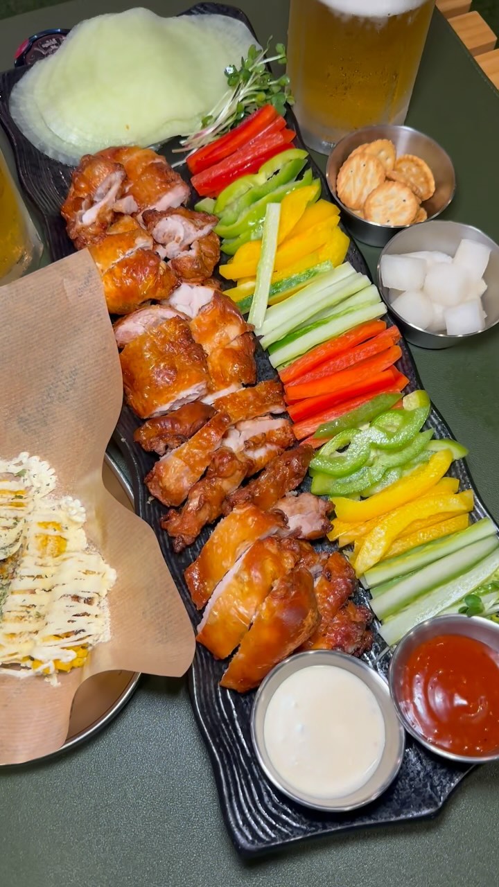 다이어트 할꺼에요~~~
축구엔 치맥이죠?!?!

치킨살찌니까 이날은 축구보면서
후레쉬 쌈닭 시켜서 야채랑 
오븐에 구운 치킨이랑 먹었어요🤩
#누구나홀딱반한닭 해운대 LCT점 방문!!!

요닭 아쥬 프레쉬하지만 맛있다는거~~!
오색야채에 쌈무에 촉촉한치킨의 
조합이 너무 좋았답니당 ♥️
죄책감없이  안심하고 
야식 마구 먹기😖

사이드로 치즈마요옥수수는
마약처럼 손이가는맛이였고
불고기 치킨 퀘사디아도 
겉은 바삭 안에치즈가득~~
너무 맛있었어요👏👏

거기다 치킨집인데
캠핑 갬성에 넓고
엘시티 바로 앞이라 
해운대 바다 산책하고
축구 볼겸 야식바로 때린곳😖

야식걱정말고 요기서
건강하게 치맥 한잔~
배달해서 맘편히드세용🤟

🎈부산 해운대구 달맞이길50번길 10
10, Dalmaji-gil, Haeundae-gu, Busan, Republic of Korea
.
.
.
#먹쩡_해운대
.
.
.#치킨맛집 #치킨맛집추천 #해운대치킨 #치맥타임 #캐주얼치킨펍 
#치맥맛집 #축구엔치맥 #해운대맛집 #해운대맛집추천 #누구나홀딱반한닭_누나홀닭