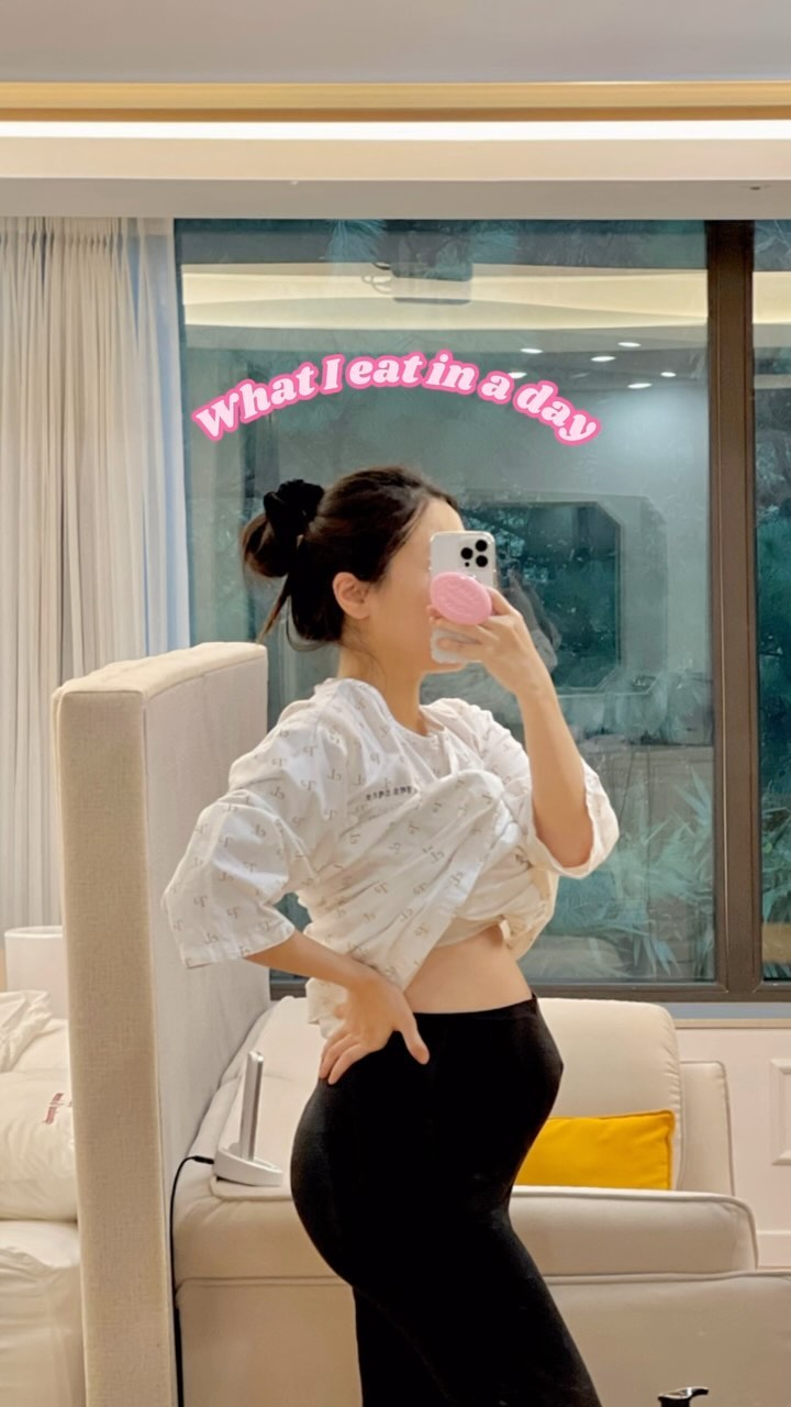 솔직히 서울 산후조리원 중에 제일 예쁠 듯..
문의가 많아서 조리원 공유!

강서구에 있는 에빠토 르베르쏘 2관이고
가격은 룸타입에 따라 가격이 다른데
2주 기준으로 600~1000 사이예요!
청담이나 용산에 있는 2-3000짜리 조리원 구경만 하다가 여길 발견했더니
방도 넓고 가격도 합리적인 너낌..😗

저는 #임신5주 #임신6주 사이에 심장소리 듣자마자
바로 예약했어요! 워낙 인기가 많은 곳이라
입소할 때도 병원에서 하루 더 묵고 들어왔다능..!

솔직히 일반 조리원보다 1.5배 넘게 비싼게 단점인데,
방크기는 4배가 넘으니까요..!
저처럼 밖순이인데 답답한 거 못 참는 분들은
룸 넓고 예쁜 신식 조리원에
조금 무리해서 투자하는 것도 좋은 것 같아요.
2주 요양여행한다~ 생각하고! ㅎㅎ
덕분에 예쁜 아기사진도 많이 건지고
파워E인데 답답한 것도 못 느끼고 있어요

참 여기 분유는 일루마 골든드롭,
아기 로션은 쁘리마쥬,
기저귀는 하기스네이처 쓰고 있어요
분유는 좀 비싸서..! 대중적인 분유로 바꿔주려고
신생아실에 따로 사서 드리면 맞춰서 바꿔주시더라구요 :)

오늘 출산 11일차인데,
몸무게는 정체기 오기 시작한 것 같은데
그래도 운동 꾸준히 하니까 배는 많이 들어갔어요!
진짜 여기 입소했을 때 찍은거랑 완전다르죠 ㅋㅋ
#산후다이어트 라 쓰고 호흡과 스트레칭 정도인데
하루 2번씩 해주니까 좋아지는 것 같아요!
조만간 산후다이어트 영상 추천도 가져올게요

그리고.. 
#조동구해요 .. ㅋㅋㅋㅋ

#서울산후조리원 #에빠토르베르쏘 #스완드스파 #영등포산후조리원 #강서산후조리원 #아기분유 #분유 #분유추천 #쁘리마쥬 #아기로션 #하기스 #신생아 #신생아맘 #신생아육아