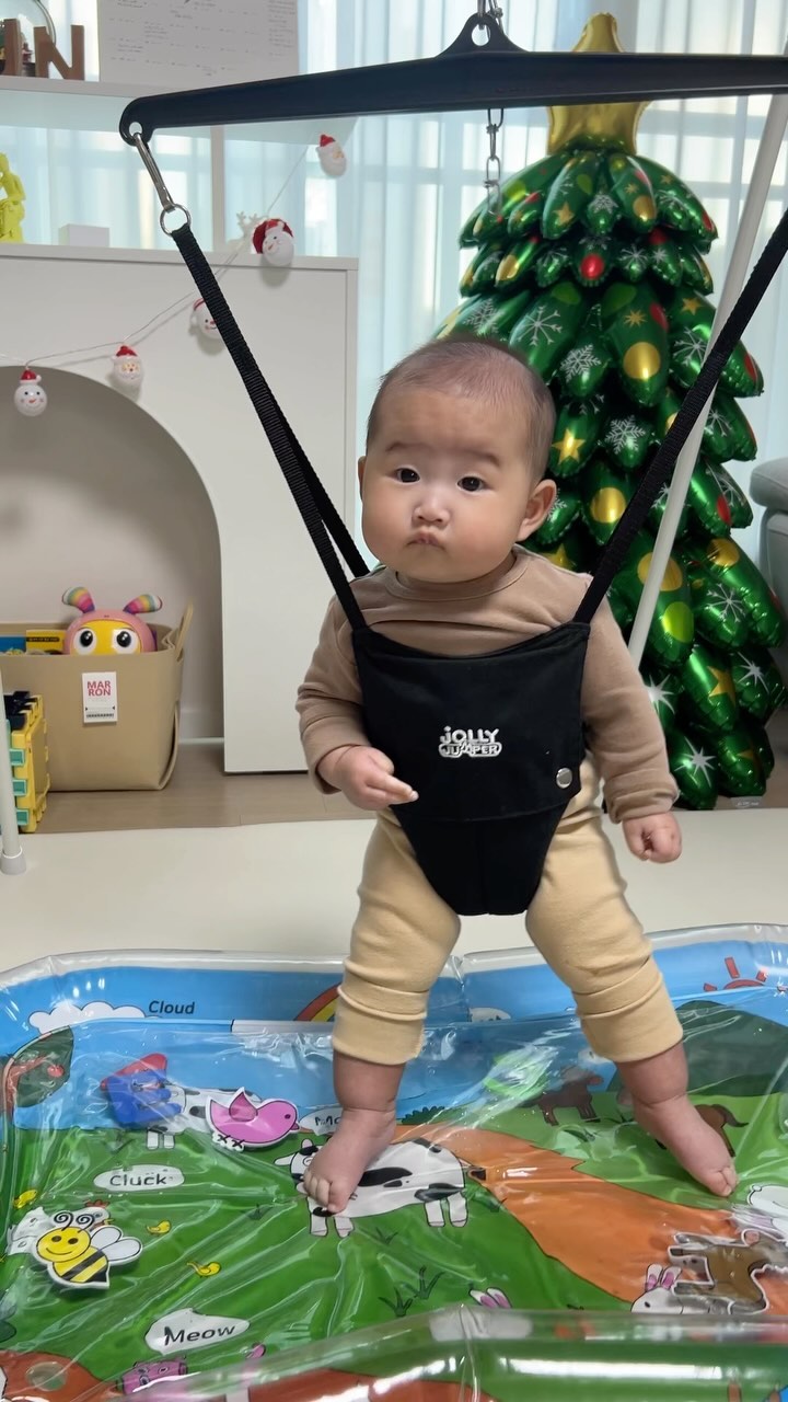 🩰
땅에 발딛는 걸 좋아하길래 당근해 온 졸리점퍼
아직 점프점프는 무리구나ㅎㅎ
.
.
.
#3개월아기#123일아기#졸리점퍼#당근템#점퍼루#육아기록#육아일상