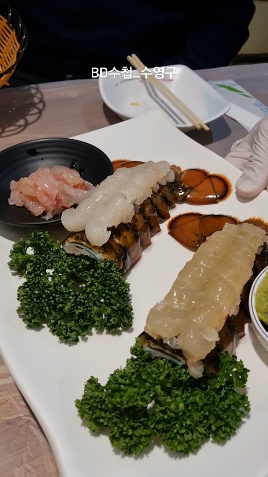 부산 남천동 [진깡사마]

#BD수첩_수영구

남천동에 위치한 랍스타코스요리 진깡사마!
해운대에 포차마을에 랍스타도 유명하지만 실내에서
포차마을보다 저렴한가격이라면 굳이 포차에서 먹을 필요없지?
랍스타 코스 2~3인에 13만원으로 포차마을보다 저렴하다.
회와 찜 각종해산물에 국물지리는 랍스타라면 까지 먹어주면
소주는 뭐 무한흡입 가능한곳이지ㅎㅎ 
가리비찜도 마요와사비 소스에 찍어먹으면 존맛이고 
탕도 지리와 빨간거 둘중에 고를수 있는데 나는 이날 얼큰한게
땡겨서 뻘건걸로 ㅎㅎ 

주소 : 부산 수영구 황령대로481번길 10-10 진깡사마

#진깡사마 #남천동맛집 #부산맛집 #수영구맛집 #해변시장맛집 #랍스타 #랍스타코스요리 #랍스타코스 #음주식당 #남천동술집 #남천동술집추천 #부산랍스타맛집 #느그서장남천동살제 #음주식당 #먹스타그램 #오늘의레시피 #투데이레시피 #BD수첩 #busandelicious 
#맛집탐방기 #선팔하면맞팔 #좋아요반사 #맞팔환영 #부산먹팔 #먹팔환영 #먹팔은맞팔
#먹팔 #부산먹팔러