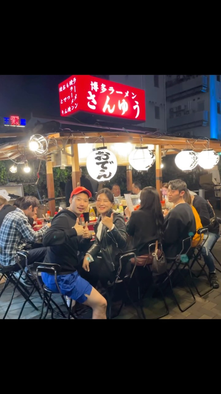 우리의 후쿠오카 추억🙃🍮💝🍜🍻👀✈️🧳👩🏻‍❤️‍👨🏻
기대하지 않아 구체적인 계획없이 떠났던 여행이었다
첫날 도착하자마자 갔던 식당에서 옆 커플이 요리를 선물해줬다.
그날 그곳의 분위기, 음식, 직원, 옆커플까지 너무 좋았다.
둘째날은 딱히 계획이 없어 여유의 도시, 쇼핑의 도시인 후쿠오카는 나에겐 아리송했다.
삼일째 되던 날 소소버스투어 후에야 여행의 맛이 났다
가이드님의 일본에 대한 설명과 백제와의 관계등을 알게되니 참 좋았다.
일본에 대한 편견이 가득했던 나,, 그래서 여행계획도 애정없이 했던 것 같다. 나는 편견쟁이에 겁쟁이였다.
반면 남편은 누구에게나 편견이 없었다. 옷가게에서도 일본직원과 금새 친해지고, 식당에서 만난 한인부부에게 음식추천해주고ㅎ_ㅎ그런 남편에게 새삼 배웠고 역시 이런 남자라 내가 참 좋아해,,,🥰
이번 여행에서도 우리부부는 많이 배웠고 값진 추억을 만들고 왔다.