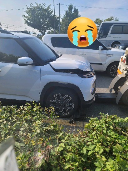 #차사고남😭
하..... 출고된지 1년이 갓넘은 나의 애마가 오늘 크게다쳤어요😭
뒤에서 박은 1톤트럭아저씨 신호받아서 정지중인 저의 차를 브레이크안밟고 전속력으로 때려박으셨답니다😱
앞에 있던 탑차에 그대로 저의 비명과함께 내다꽂아져서 앞에도 박살, 뒤도 박살😭
아무잘못도 안했는데, 사고차가 되어버렸어요~ 너무 억울한데😭
어쩌죠😭
넘놀래서 어디가 아픈지도 사실 잘모르겠어요😭
#삭신이다쑤심 #차사고후유증 #내차어쩔😭
