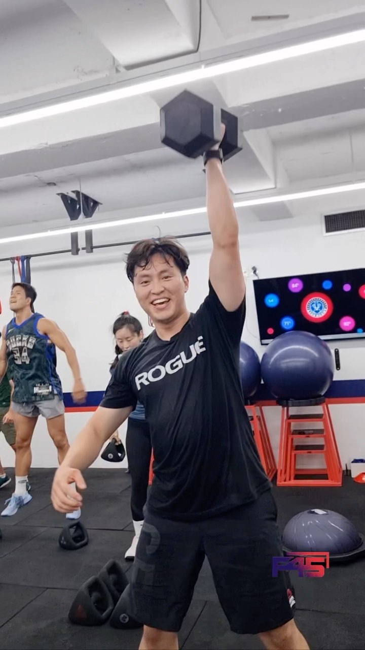 “다니엘은 항상 기운이 넘처요” “항상 긍정에너지가 넘치시네요” 

가장 제가 많이 듣는 말입니다😁 저에게 항상 긍정 에너지가 넘치는 이유는 제가 좋아하는 “운동” 덕분입니다. 늘 하루 시작과 끝을 운동으로 마무리하면서 저의 웰니스한 삶을 위해 매일 같이 노력하죠💪🏼 

늘 한계에 도달 할 때마다 포기했었는데 운동하면서 부딪혀 보고 이겨내보고 하니 성취감이 엄청컸어요. 그래서 일을 할 때도 자신감이 생겨 운동할 때 처럼의 자세가 나와 늘 즐겁게 일한답니다😁

늘 더 발전하며 즐겁게 웰니스한 삶을 살아보도록 노력하겠습니다💪🏼 화이팅🔥

#프사오앰버서더 #f45#신사운동 #운동하는남자 #운동하는여자  #오프완 #오운완 #프사오 #f45korea #운동하는직장인 

운동은 어디서?!🥰

@f45_sinsa